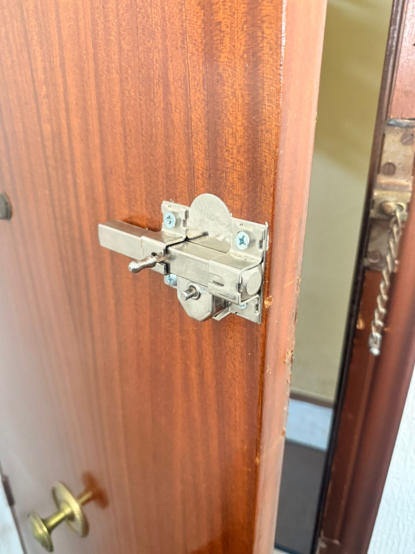 Cerrojo de seguridad en puerta