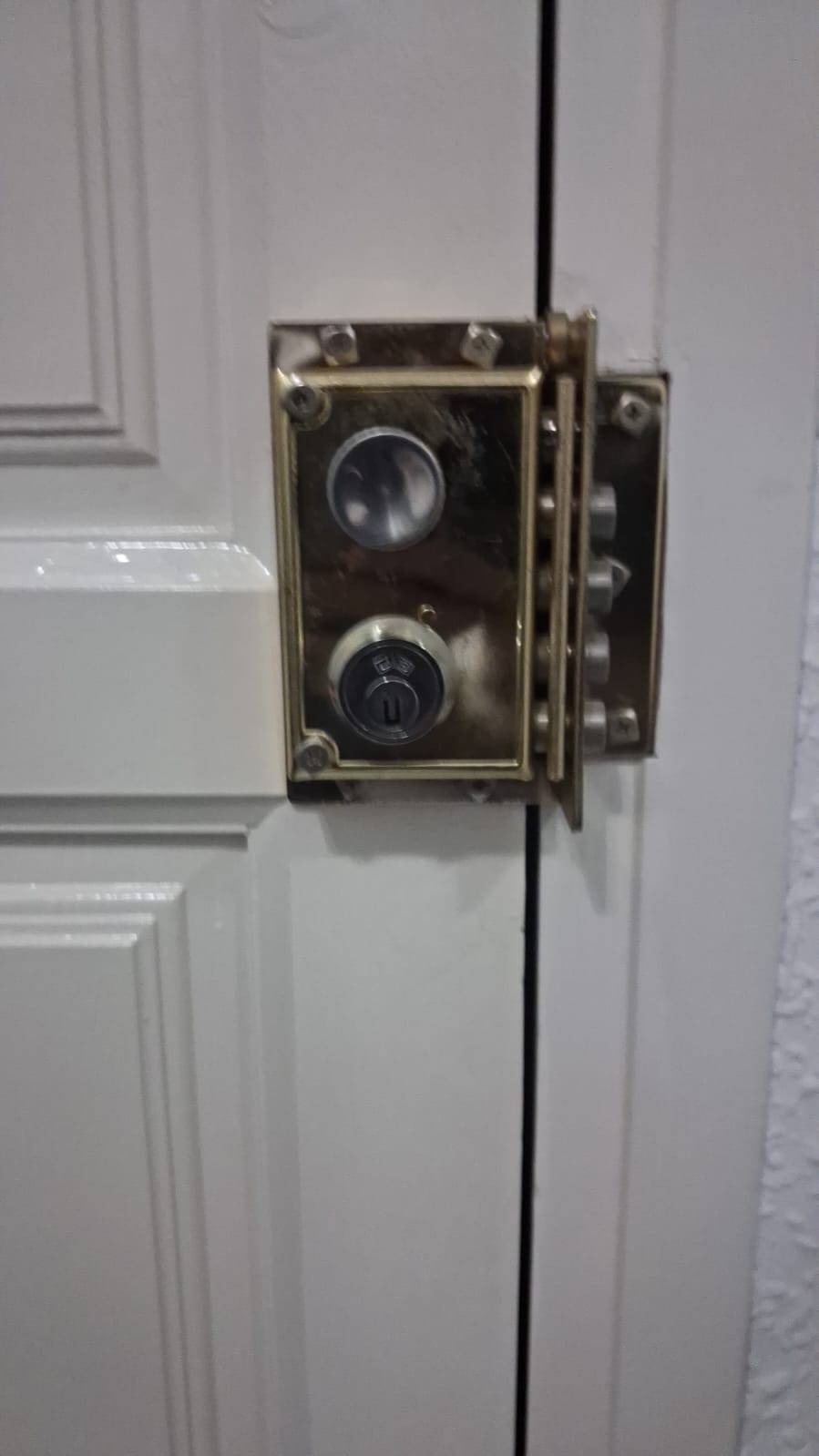 Cerradura de alta seguridad con bulones